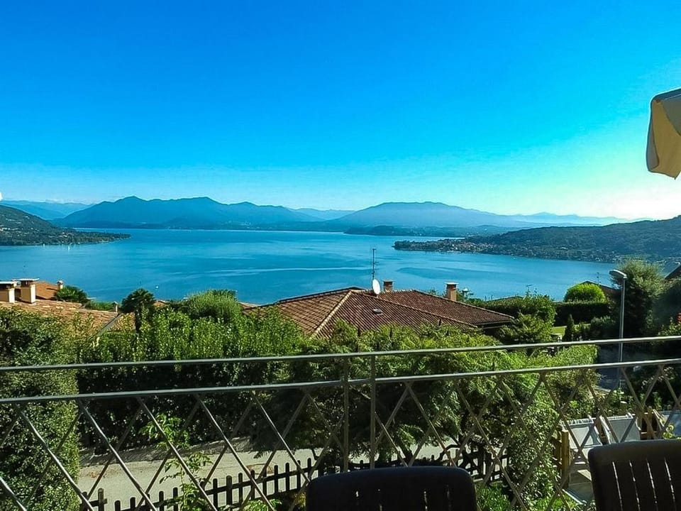 Balcony/Terrace, Lake view, Mountain view