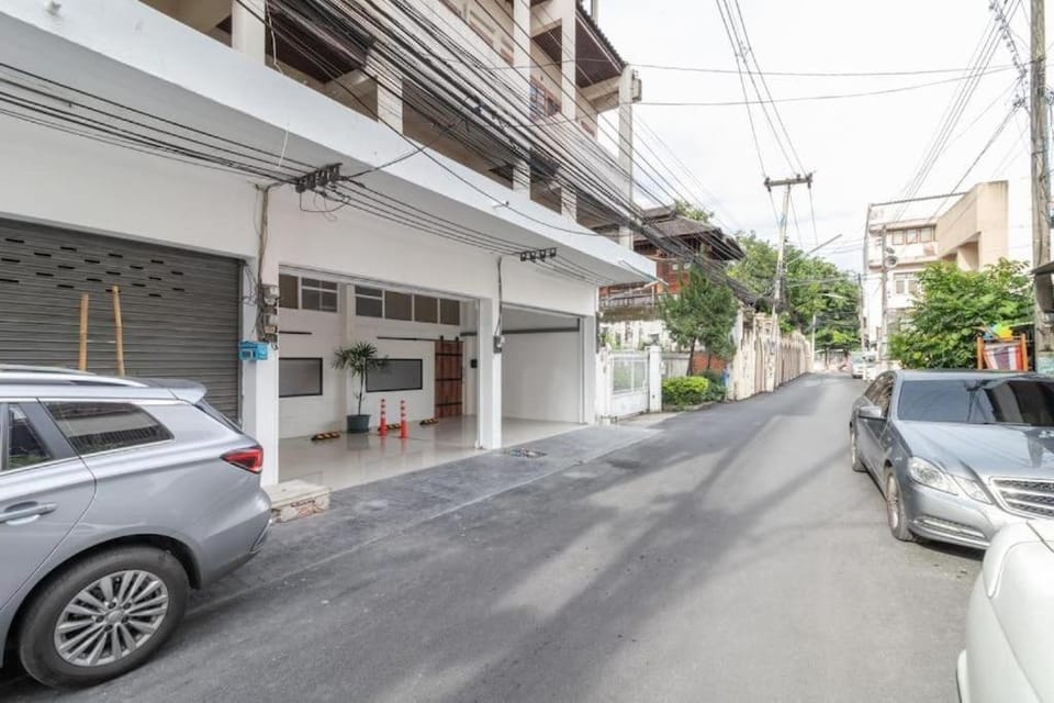 City view, Quiet street view