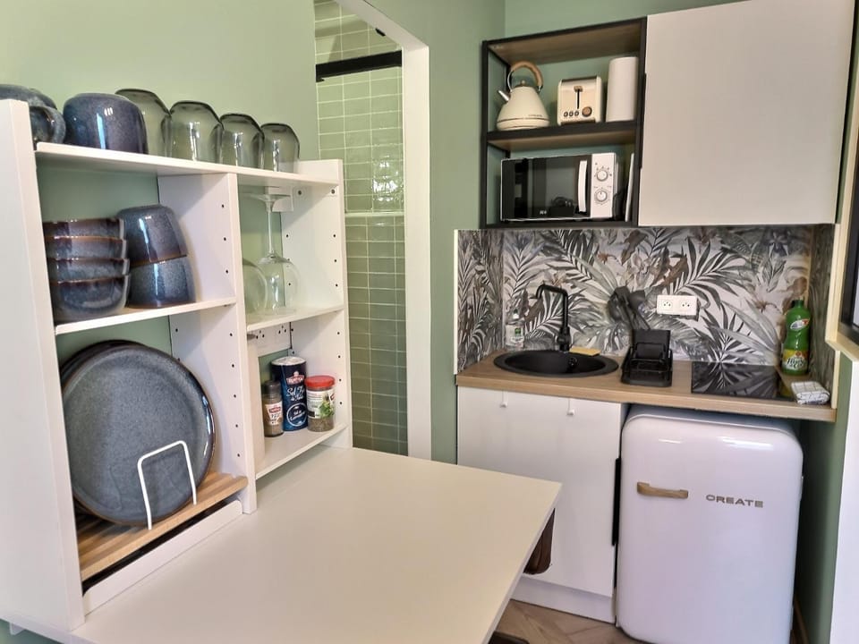 Coffee/tea facilities, Kitchen or kitchenette, minibar, stove, toaster