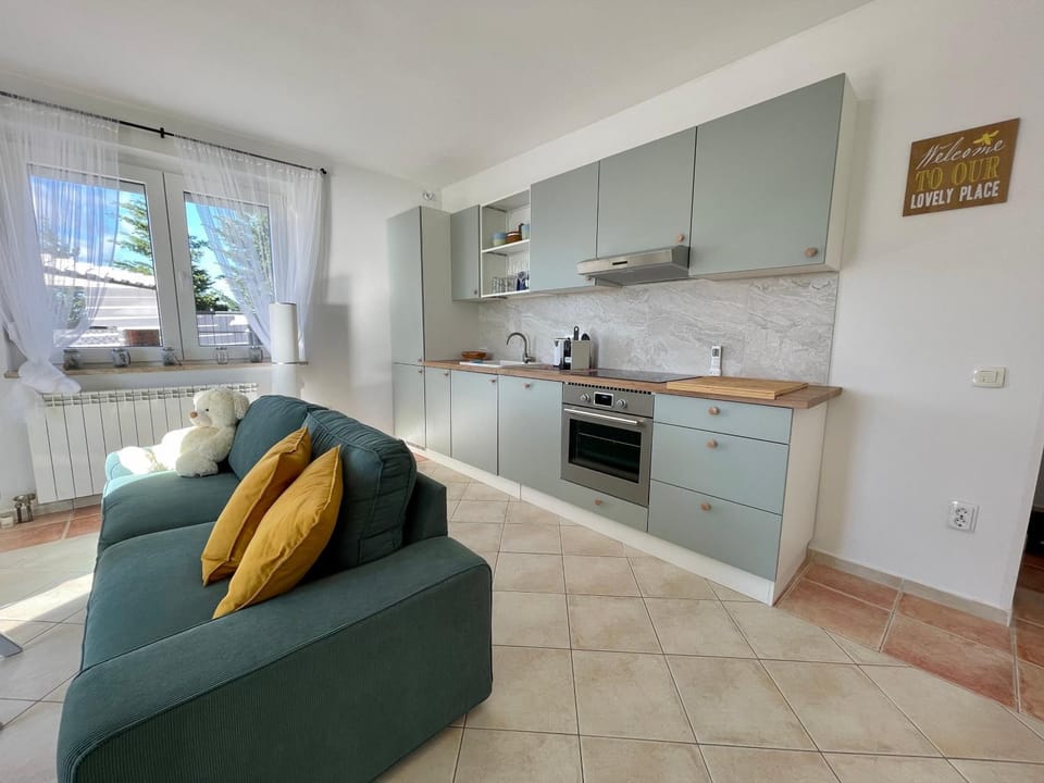 Kitchen or kitchenette, Living room, Seating area, Dining area, pet friendly, stove