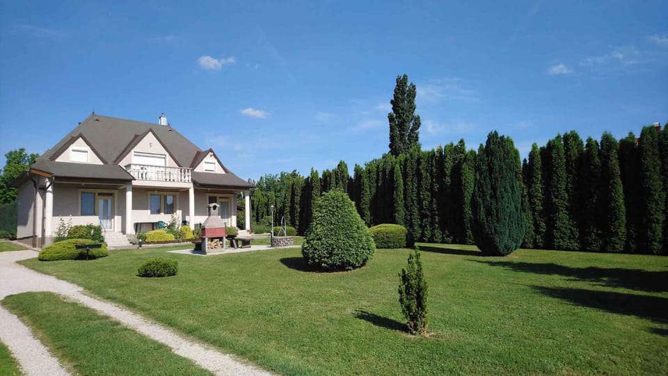 Property building, Summer, Garden