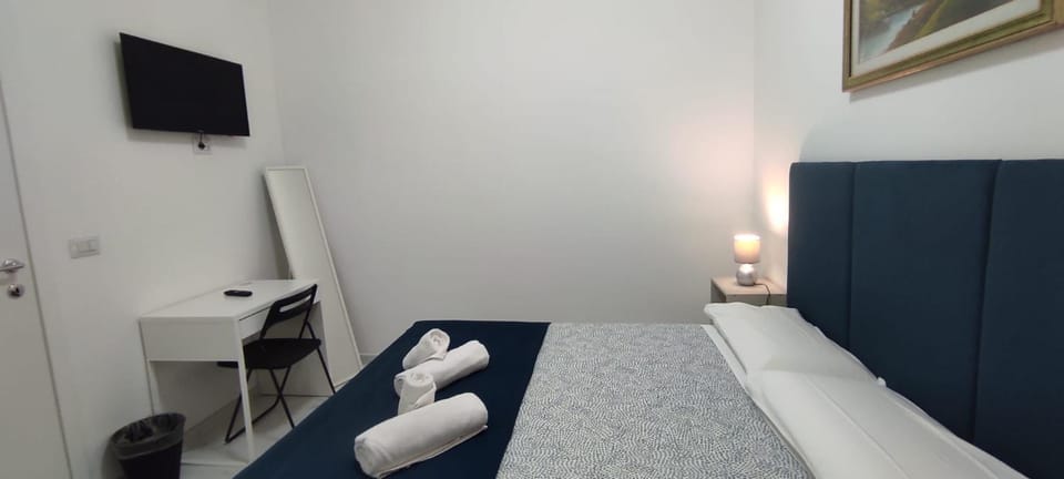Bed, TV and multimedia, Photo of the whole room, Bedroom, hair dresser