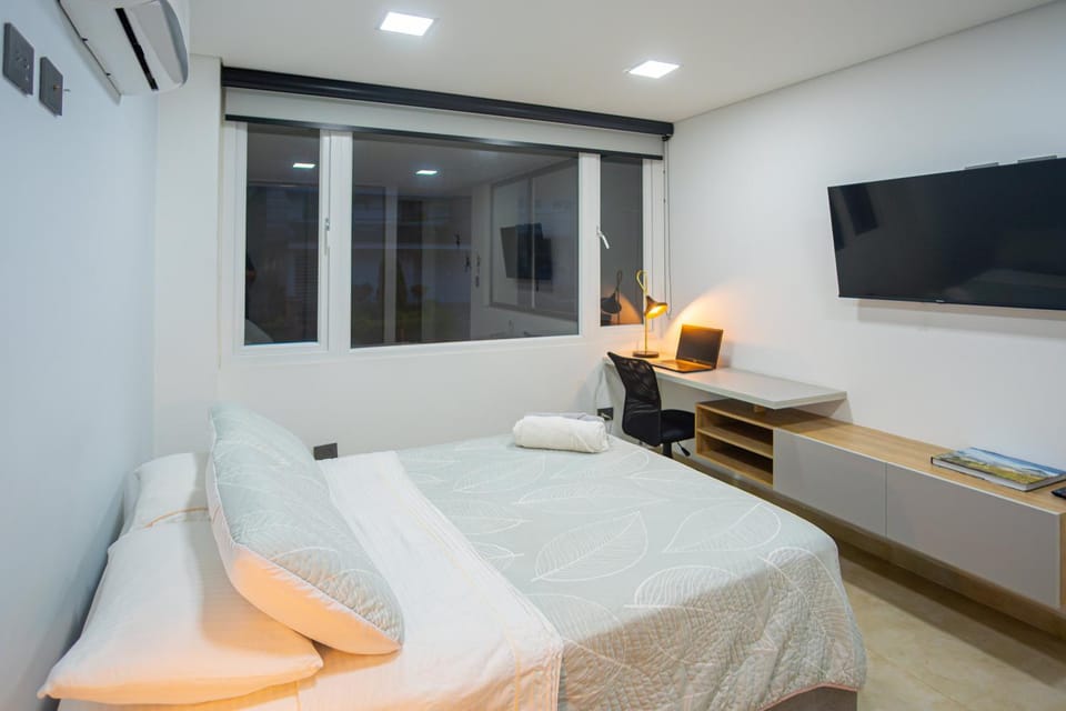 Bed, TV and multimedia, Photo of the whole room, Bedroom, towels