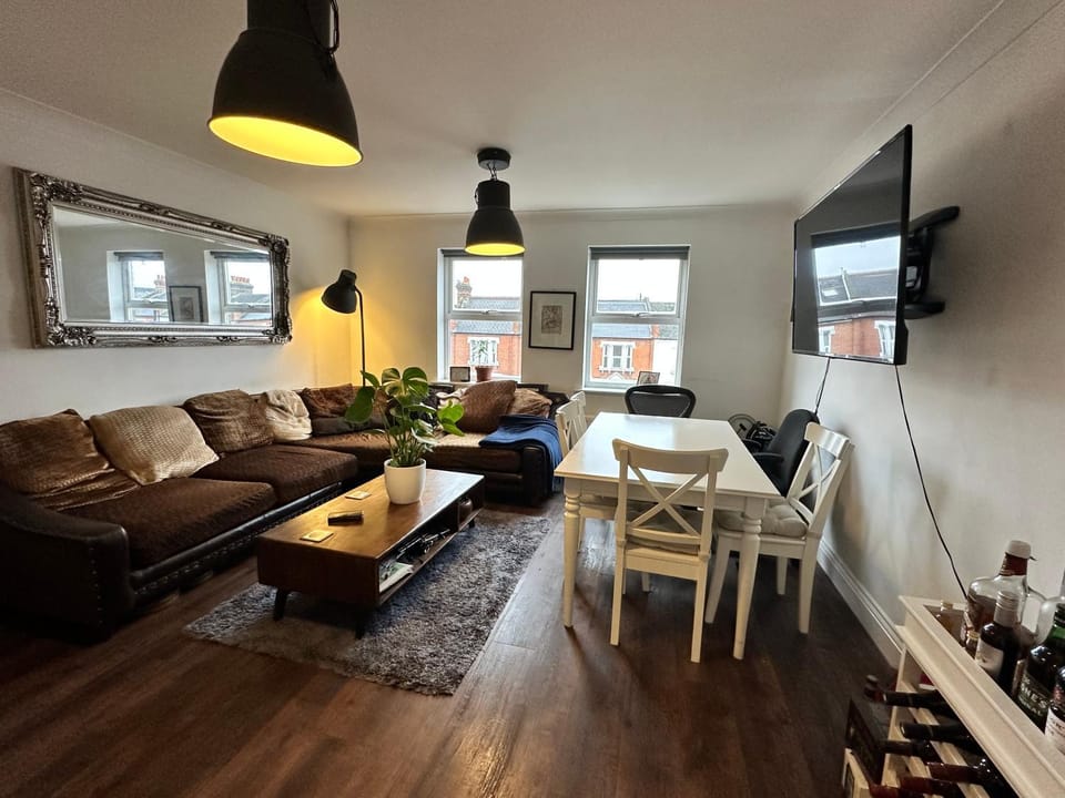 TV and multimedia, Living room, Seating area, Dining area