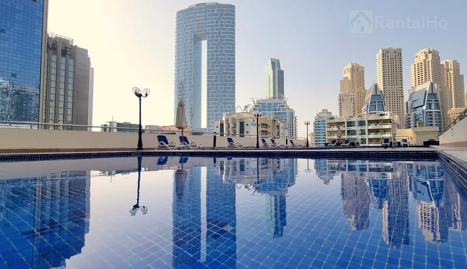 WOW Studio w/ Balcony and Canal View in Marina Apartment in Dubai
