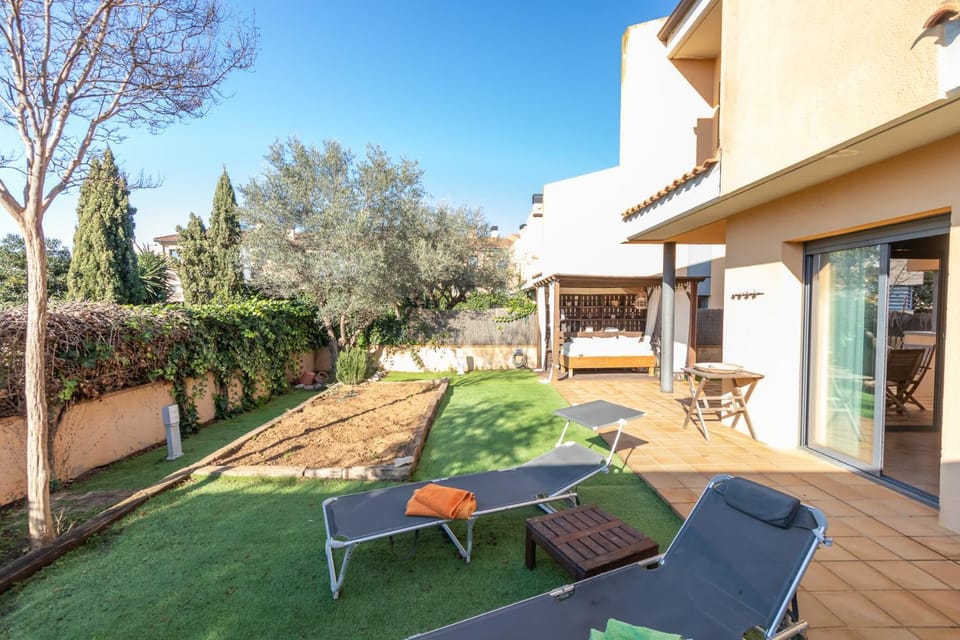 Property building, Patio, Day, Garden, Garden view, sunbed