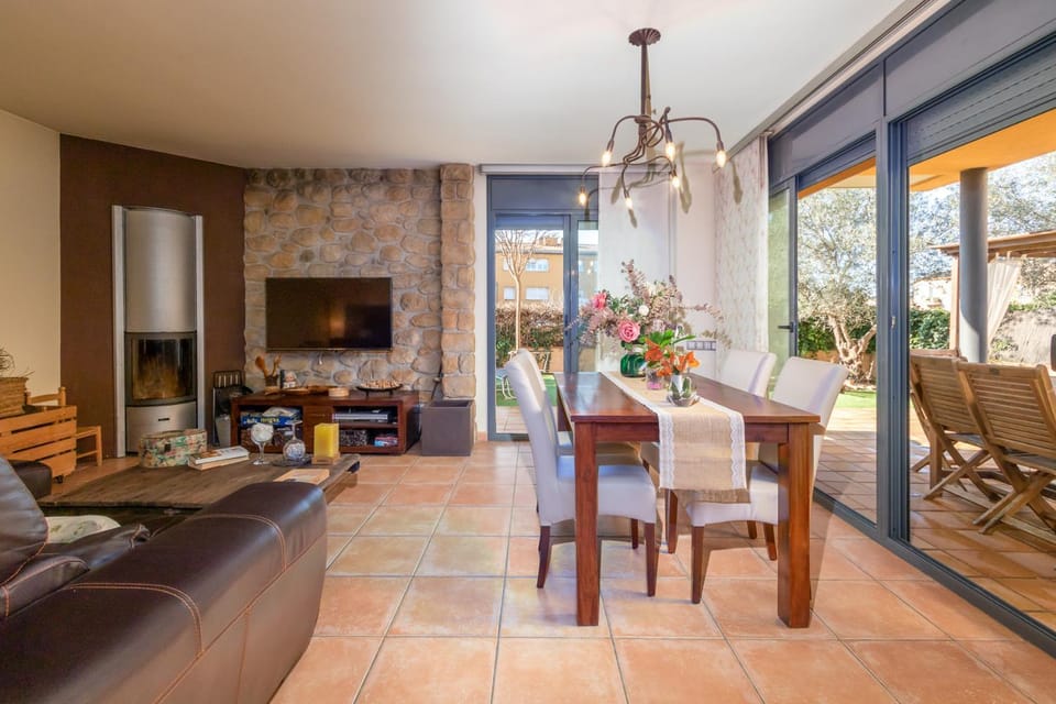 TV and multimedia, Living room, Seating area, Dining area