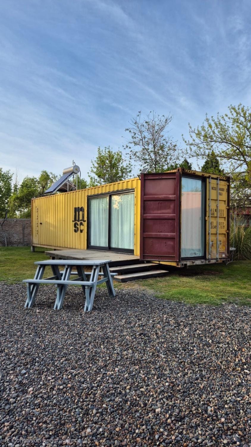 Cubil Amarillo. Casa conteiner 1 dormitorio House in General Roca