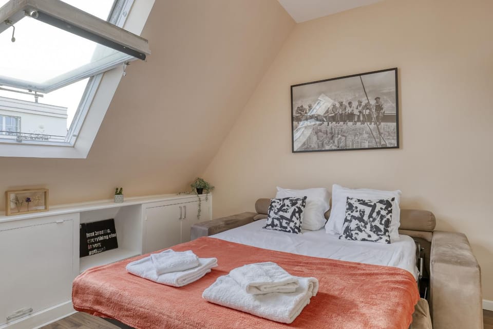 Bed, Living room