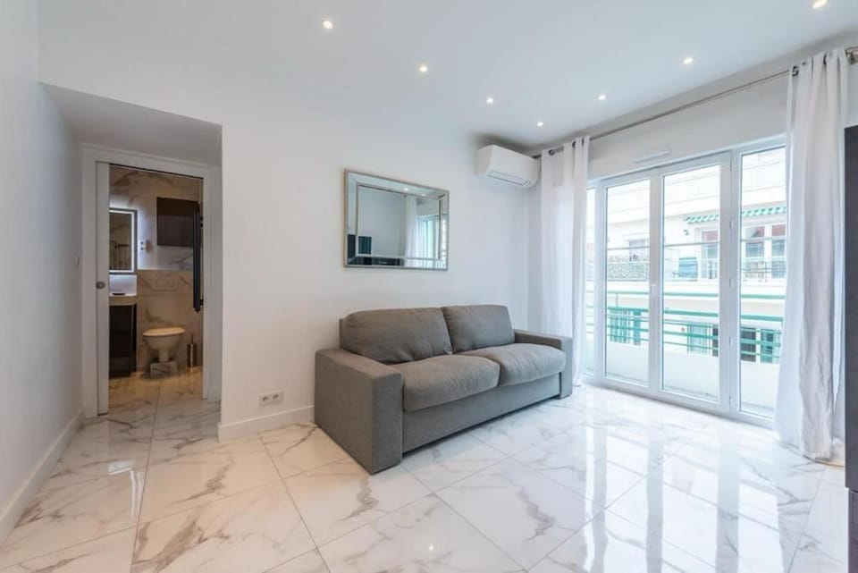 LOUIS GALLET Centre JUAN LES PINS 50m des plages Apartment in Antibes