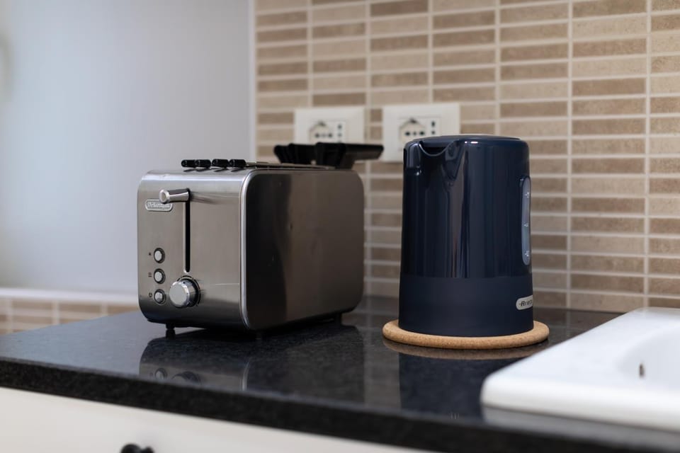 Coffee/tea facilities, toaster