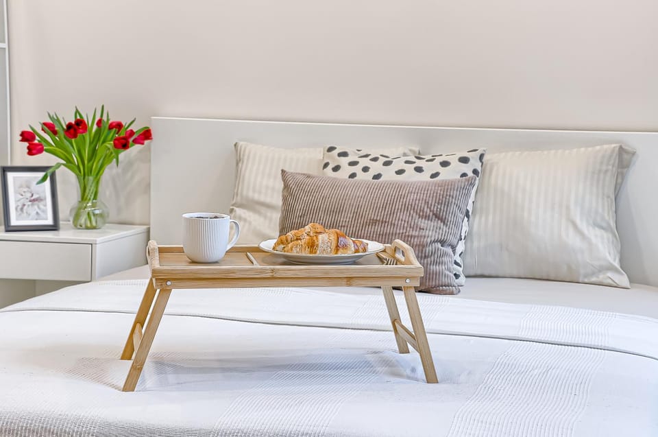 Bed, Photo of the whole room, Bedroom, Food
