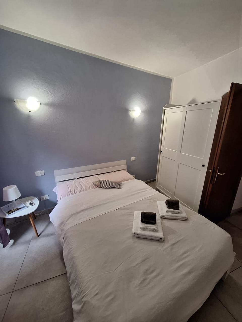 Bed, Photo of the whole room, wardrobe