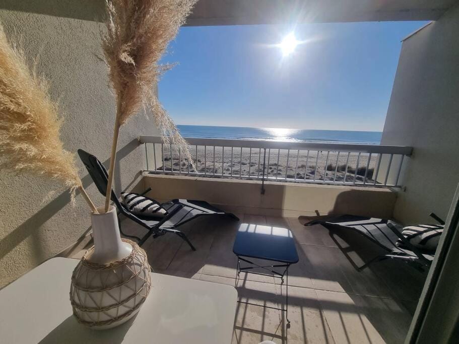 Sur la plage avec vue plongeante sur la mer Apartment in Marseillan