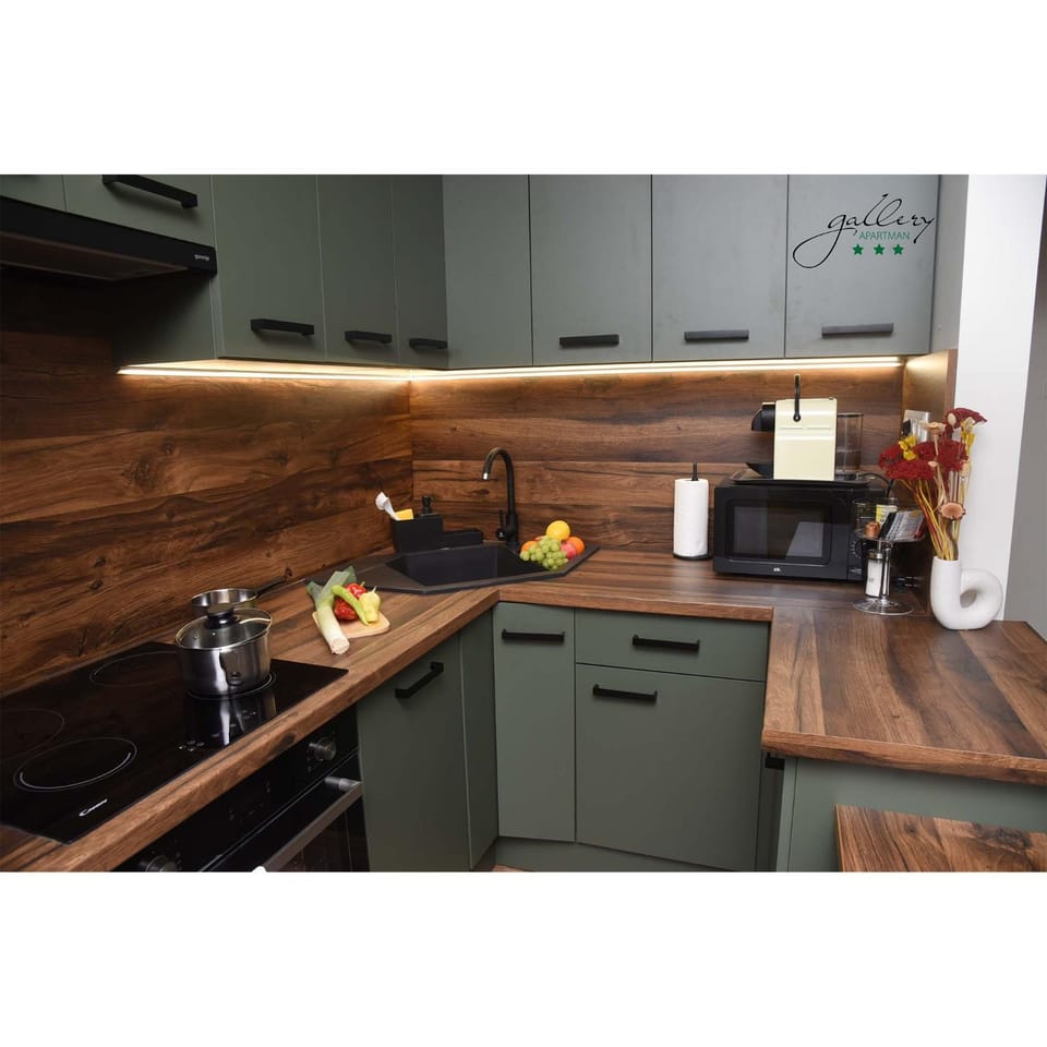 Coffee/tea facilities, Kitchen or kitchenette, microwave, oven, stove, toaster