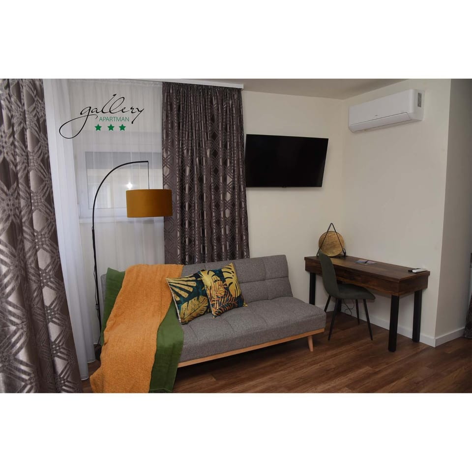Bed, TV and multimedia, Seating area, air conditioner