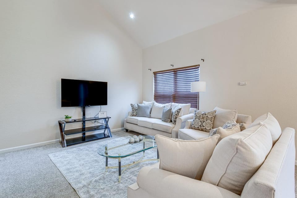 12 Mi to DIA: Cozy Denver Townhome w/ Fireplace! House in Aurora