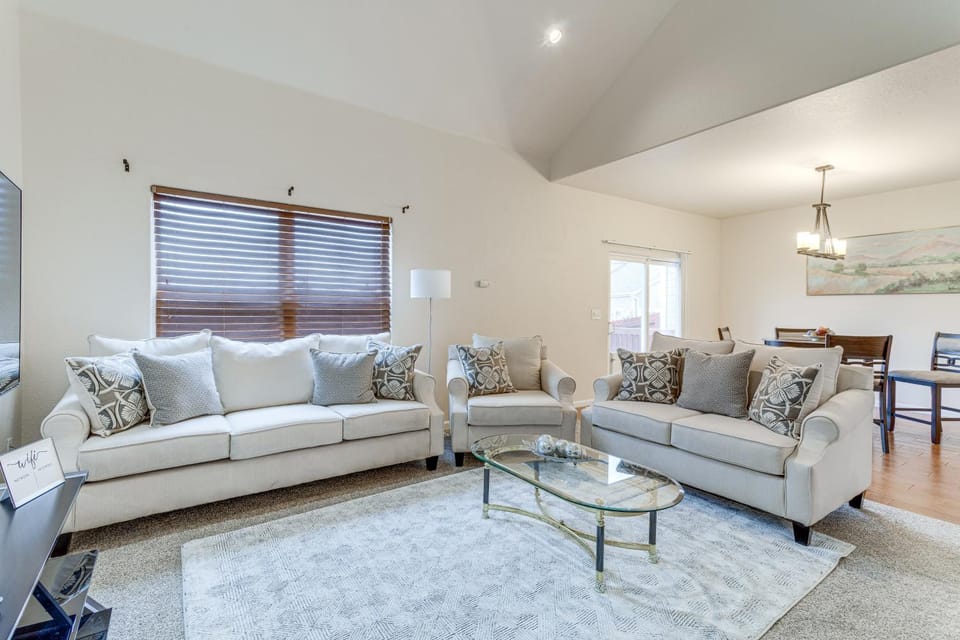 12 Mi to DIA: Cozy Denver Townhome w/ Fireplace! House in Aurora