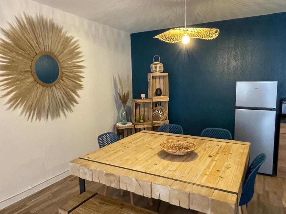 Kitchen or kitchenette, Dining area