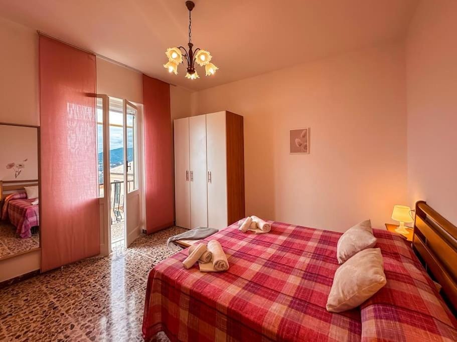 Bed, Photo of the whole room, Bedroom, Sea view, towels, wardrobe