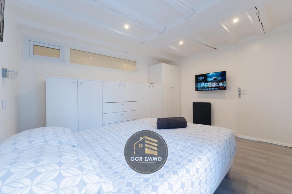 Bed, TV and multimedia, Photo of the whole room, Bedroom