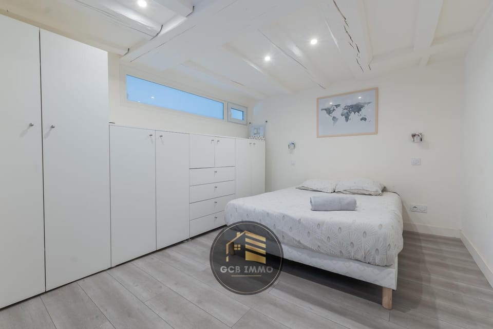 Bed, Photo of the whole room, Bedroom, towels, wardrobe