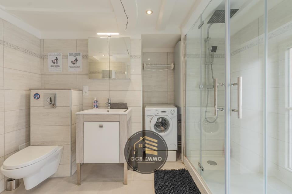 Shower, Toilet, Bathroom, towels, washing machine
