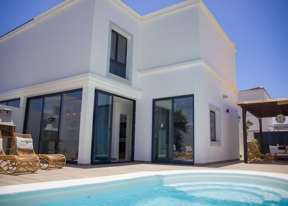 Property building, Patio, Day, Pool view, Swimming pool, sunbed
