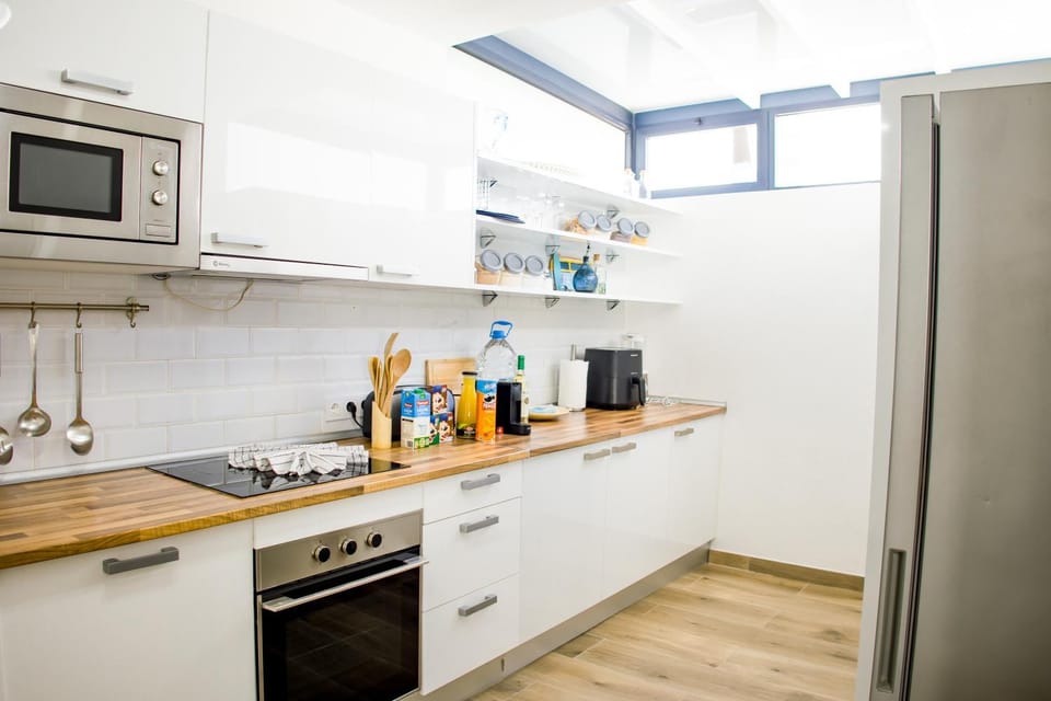 Coffee/tea facilities, Kitchen or kitchenette, dishwasher, oven, stove, toaster