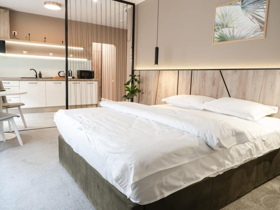 Bed, Photo of the whole room, microwave, kitchen