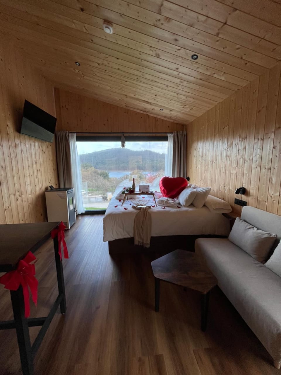 Natural landscape, Living room, Photo of the whole room, Seating area, Dining area, Bedroom