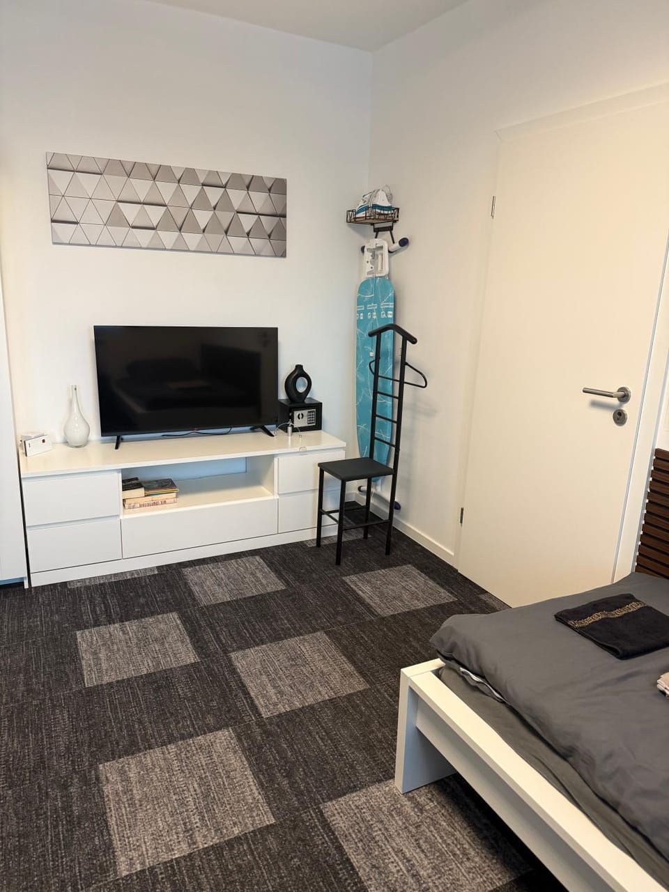 Bed, TV and multimedia, Photo of the whole room, Bedroom