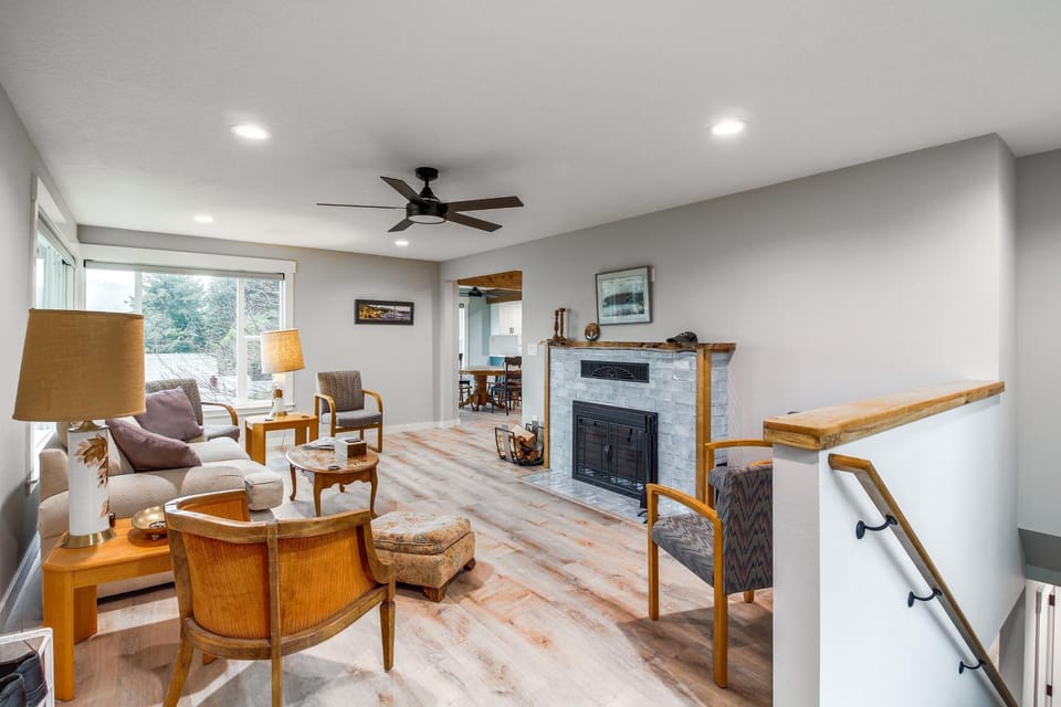 3 Mi to Reedsport Home with Umpqua River Views House in Gardiner