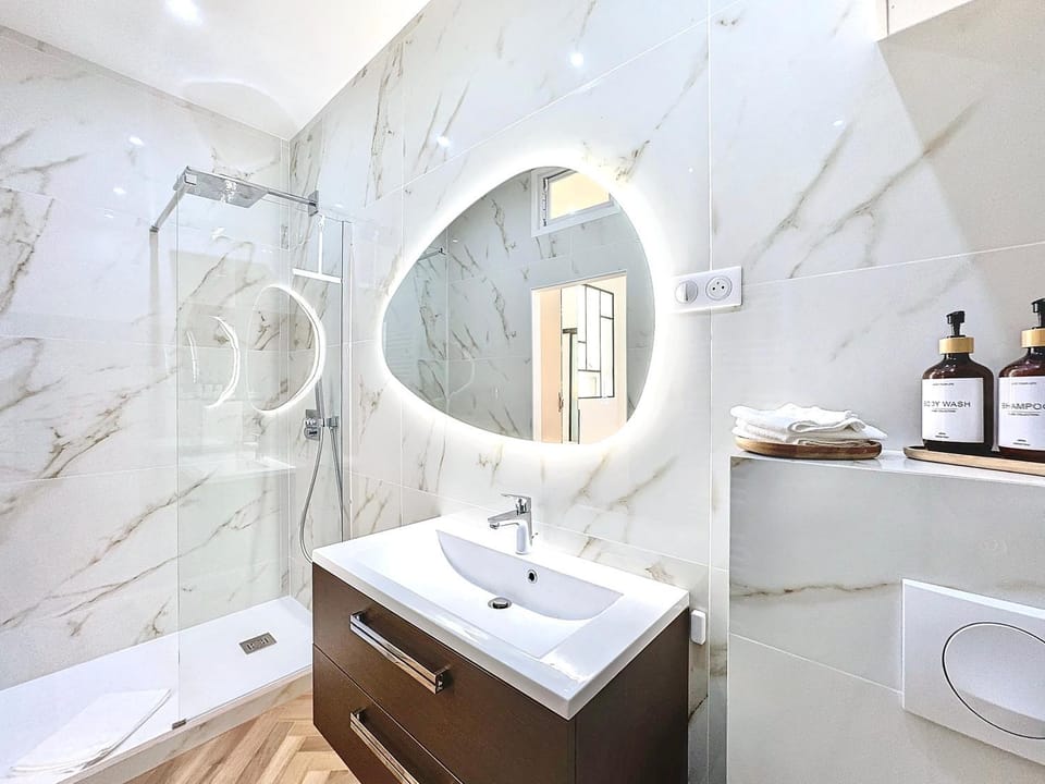 Shower, Toilet, Bathroom, towels
