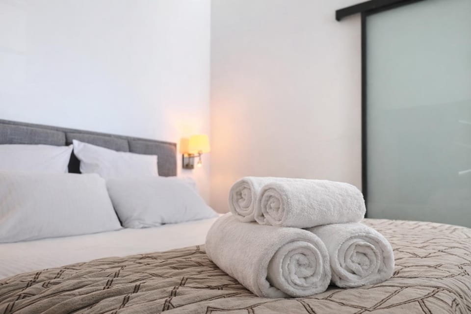 Bed, towels