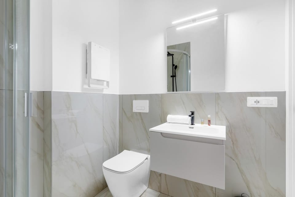 Shower, Toilet, Bathroom, towels