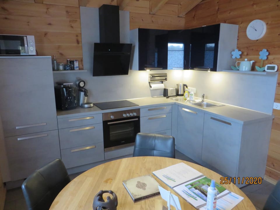 Coffee/tea facilities, Kitchen or kitchenette, Dining area, dishwasher, minibar
