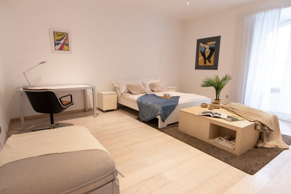Bed, Photo of the whole room, Seating area