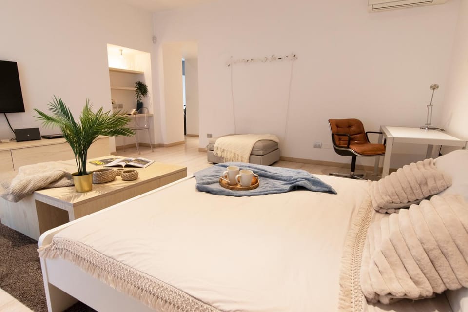 Bed, TV and multimedia, Photo of the whole room, Bedroom, air conditioner