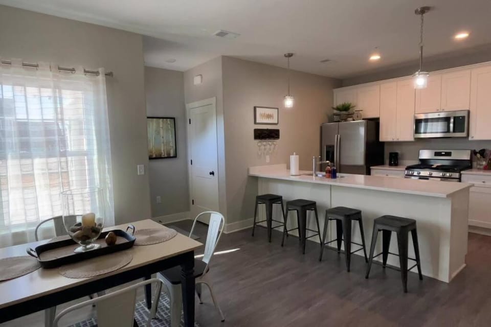 Main Floor New Charming 2 Bedroom Condo Apartment in Bettendorf