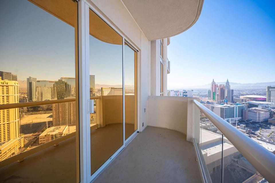 No Resort Fee Strip View Balcony+ Free Valet+Pool House in Las Vegas Strip