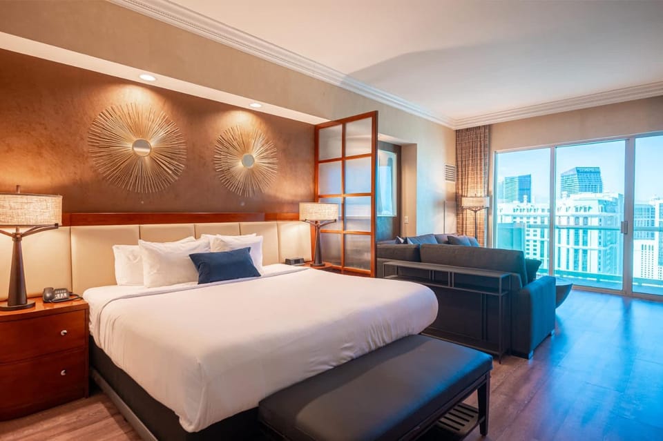 No Resort Fee Strip View Balcony+Free Valet+ Pool House in Las Vegas Strip