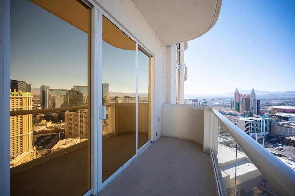 No Resort Fee Strip View Balcony+Free Valet+ Pool House in Las Vegas Strip