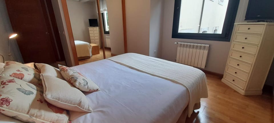 Bed, TV and multimedia, Photo of the whole room, Bedroom, wardrobe