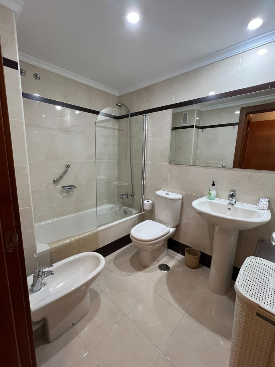 Shower, Bathroom, Bath, bidet, towels