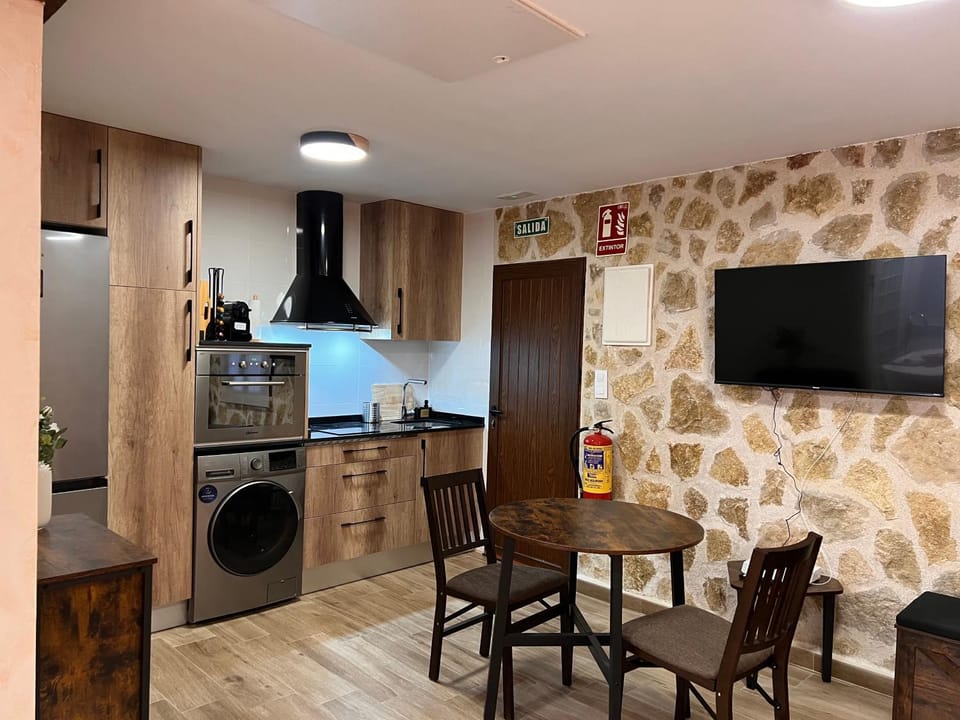 Communal lounge/ TV room, TV and multimedia, Kitchen or kitchenette, Living room, Seating area, Dining area, minibar, pet friendly, stove, toaster, washing machine