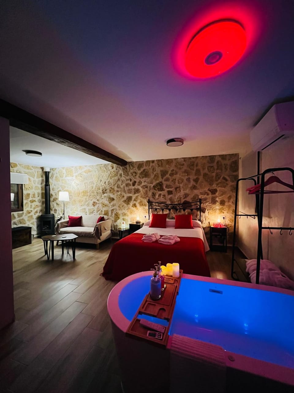 Bed, Hot Tub, Bathroom, Living room, Photo of the whole room, Seating area, Bedroom, towels