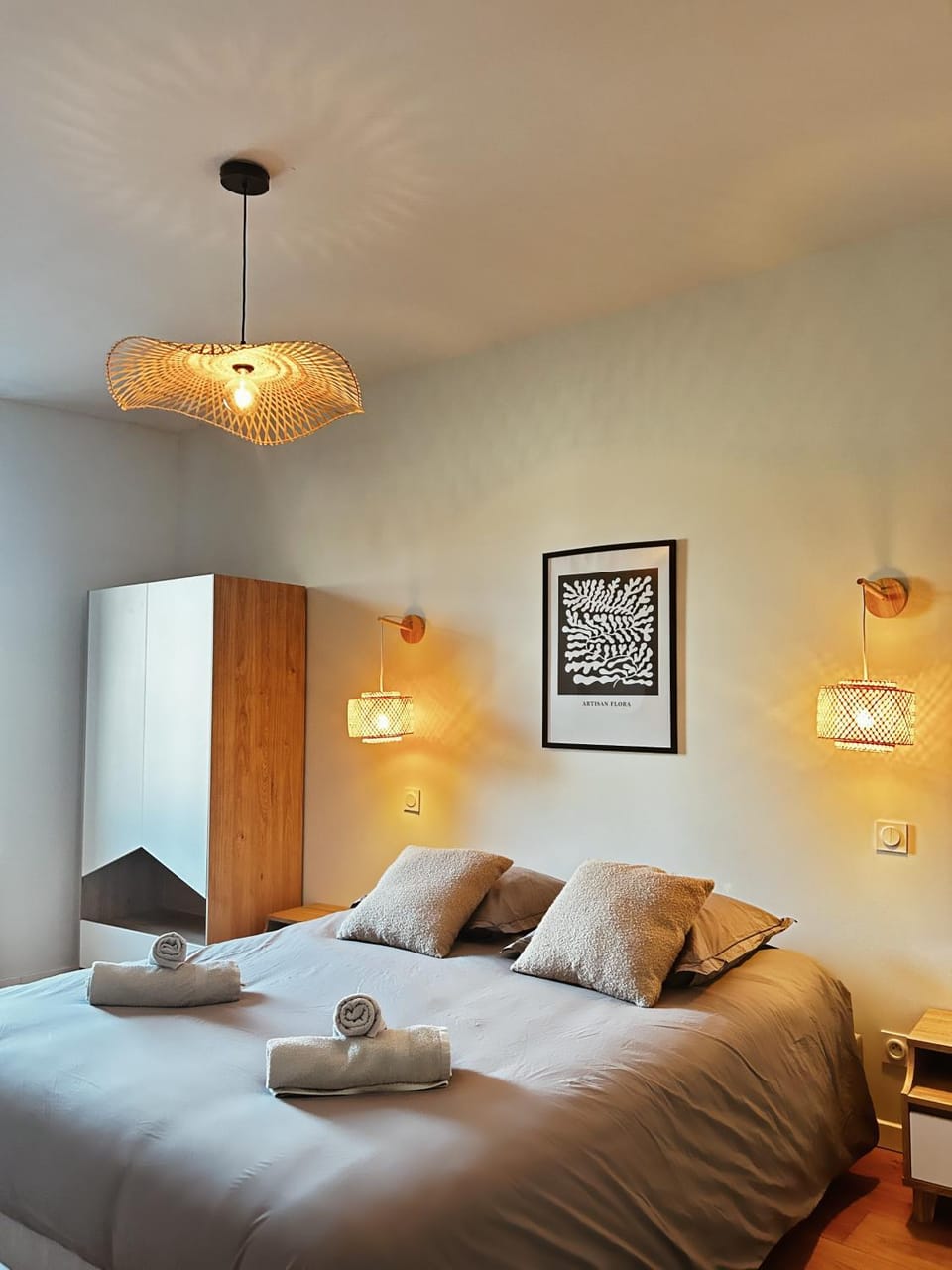 Bed, Photo of the whole room, Bedroom