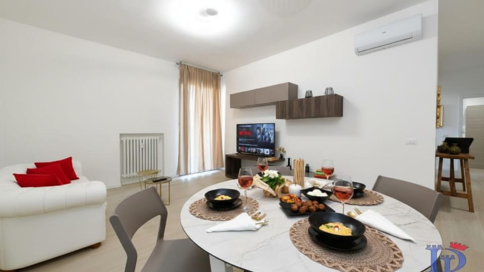 TV and multimedia, Living room, Seating area, Dining area, air conditioner