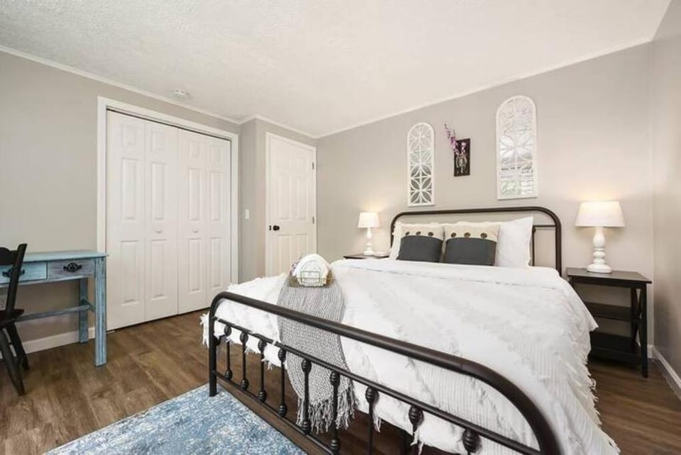 The Bumble Bee Hive 7-Bedroom House w/ Hot Tub House in McHenry